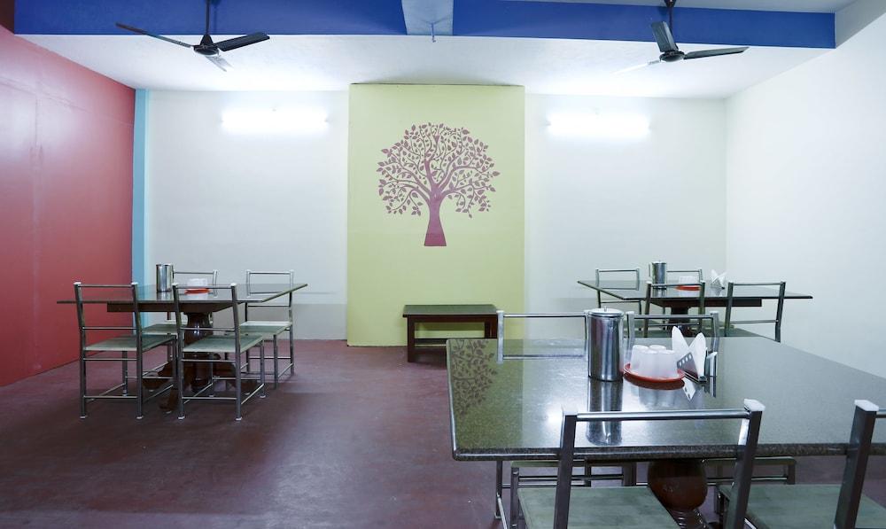 Treebo Grace Inn, 3 Min Walk From Promenade Beach 퐁디셰리 외부 사진
