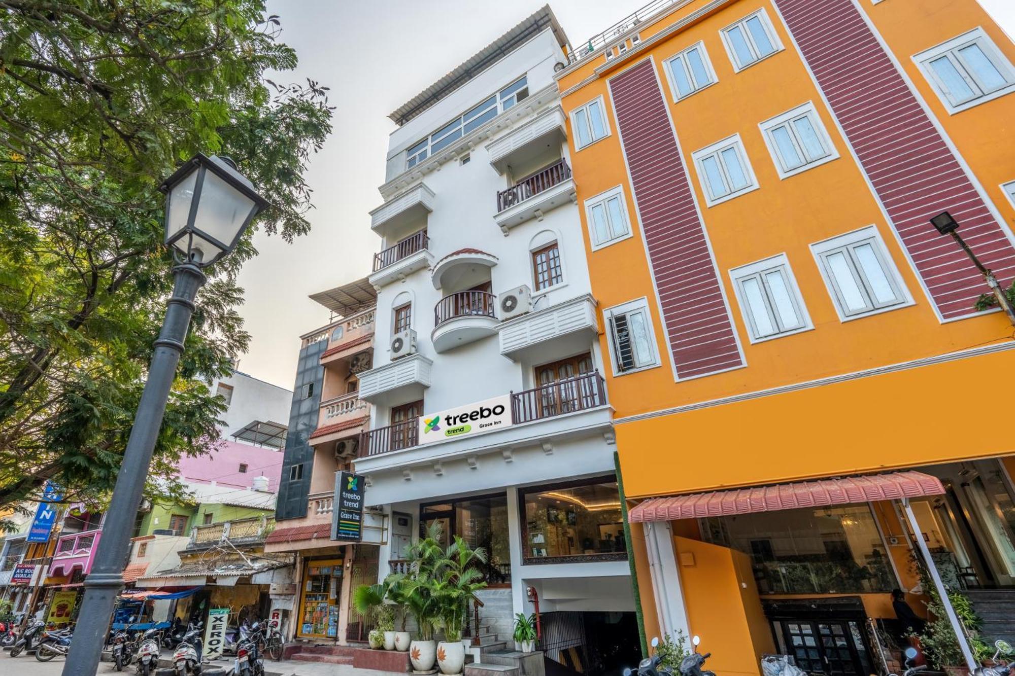 Treebo Grace Inn, 3 Min Walk From Promenade Beach 퐁디셰리 외부 사진