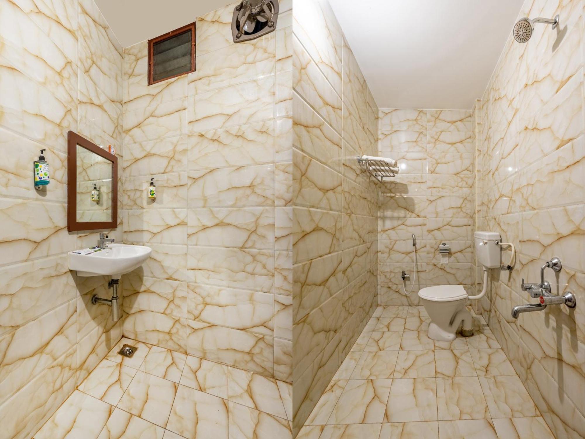 Treebo Grace Inn, 3 Min Walk From Promenade Beach 퐁디셰리 외부 사진