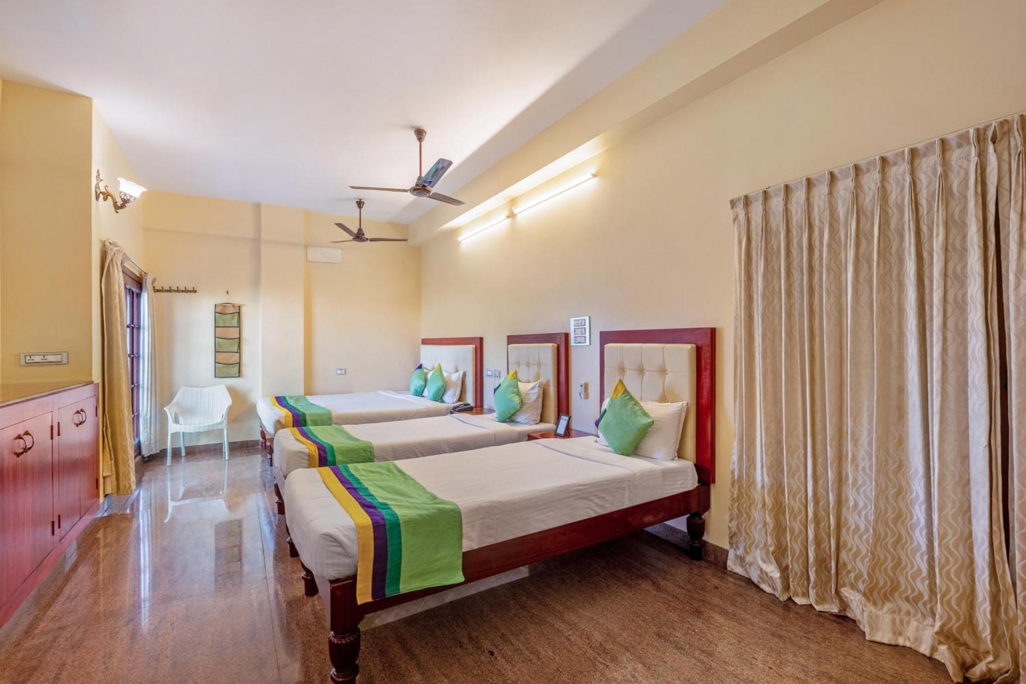 Treebo Grace Inn, 3 Min Walk From Promenade Beach 퐁디셰리 외부 사진