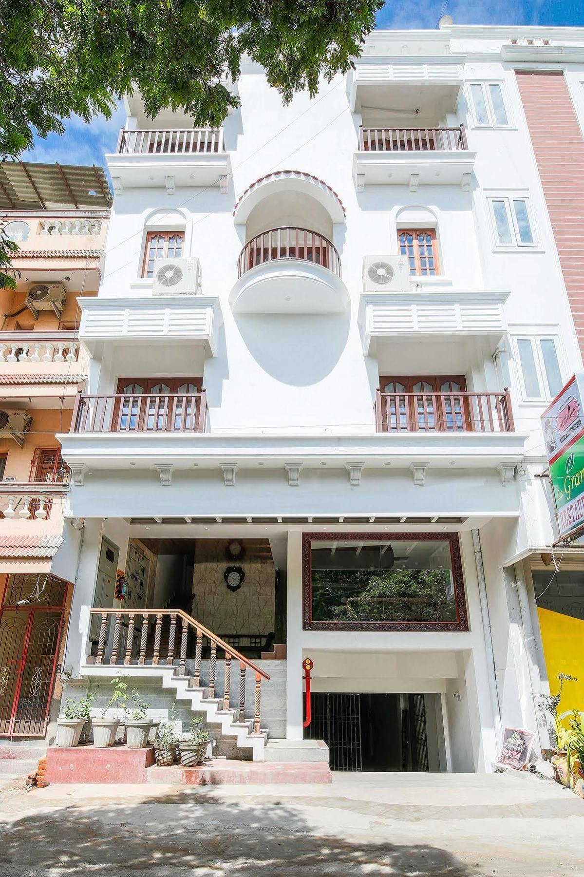 Treebo Grace Inn, 3 Min Walk From Promenade Beach 퐁디셰리 외부 사진